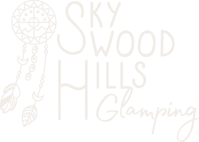 Логотип глэмпинга Sky Wood Hills в Ленинградской области
