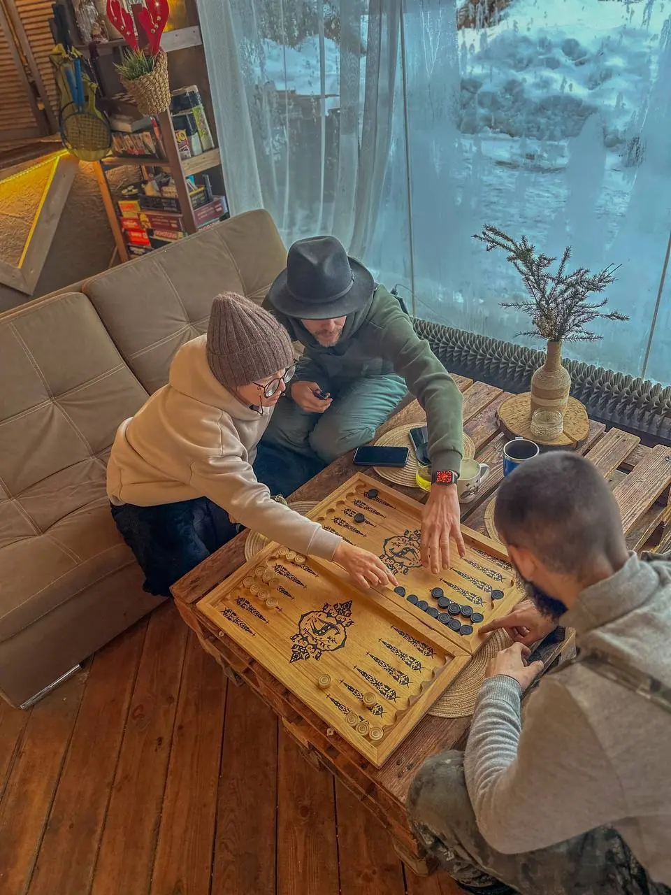 Семья играет в настольную игру