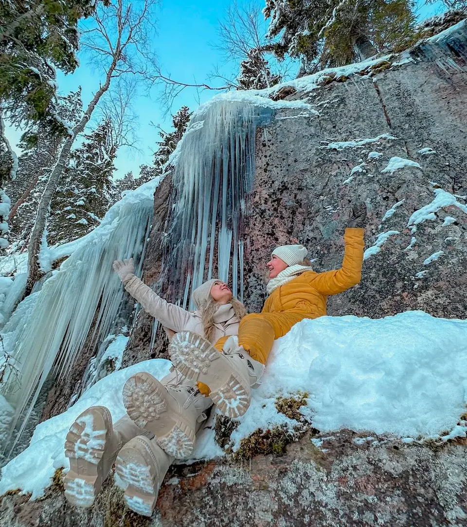 Ледяной водопад на скалах у глэмпинга