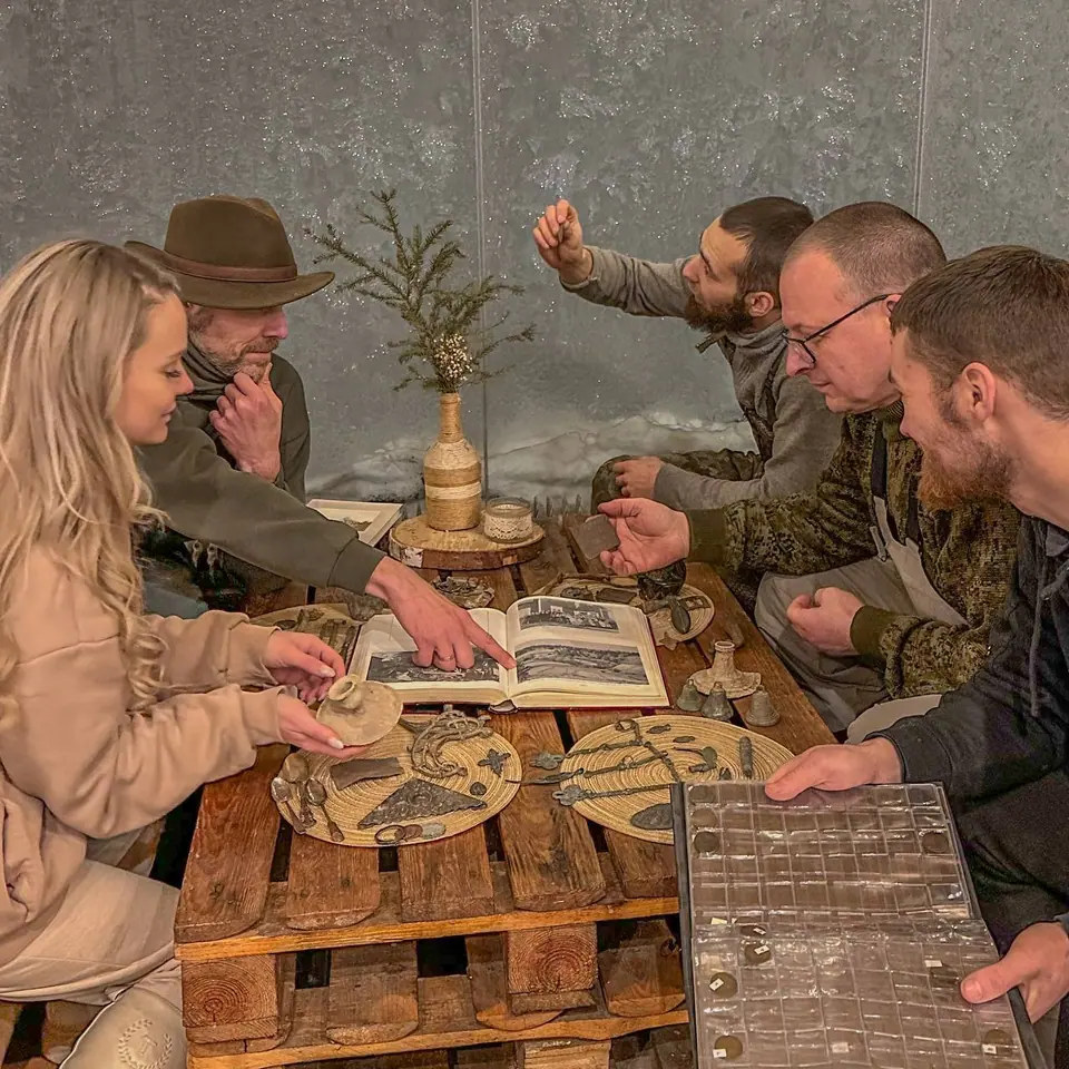 Друзья за настольной игрой у камина