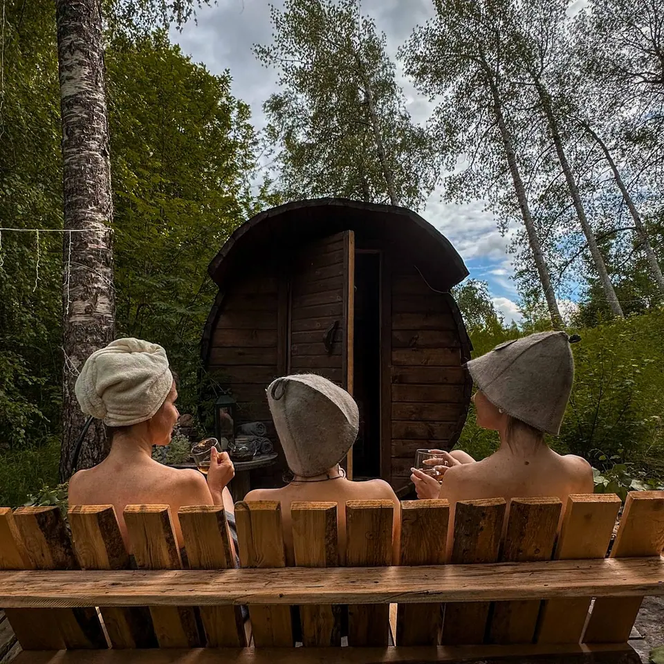 Русская баня на берегу озера в Sky Wood Hills