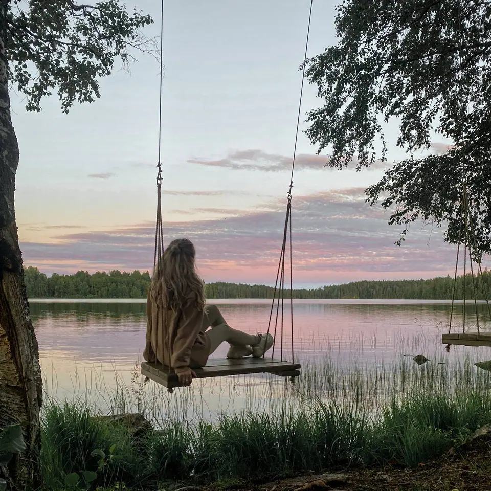 Качели на берегу озера в глэмпинге Sky Wood Hills на закате