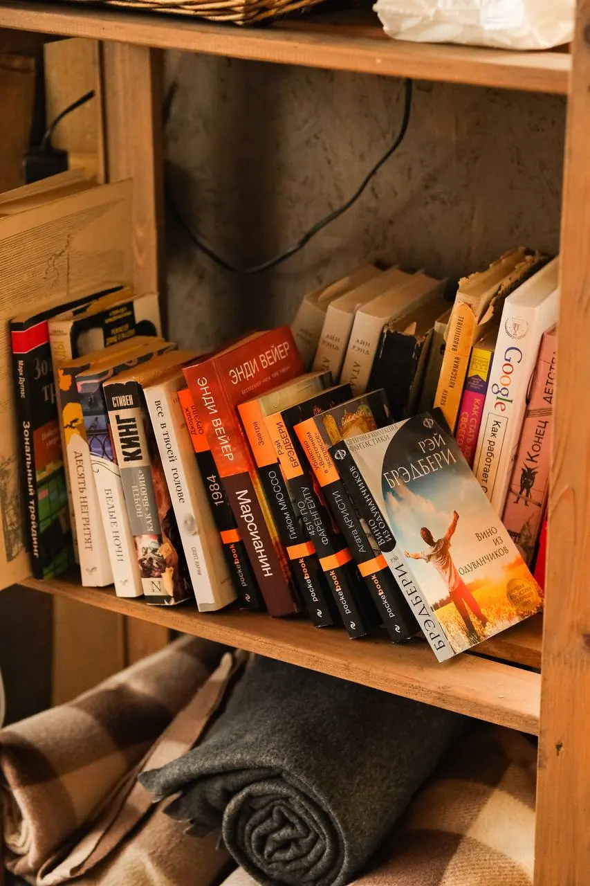 Полка с книгами в библиотеке «Главного шатра»