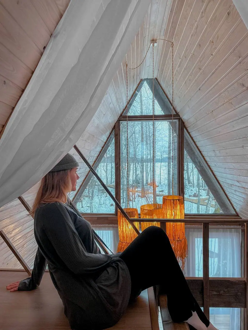 Интерьер домика A-фрейм в глэмпинге Sky Wood Hills