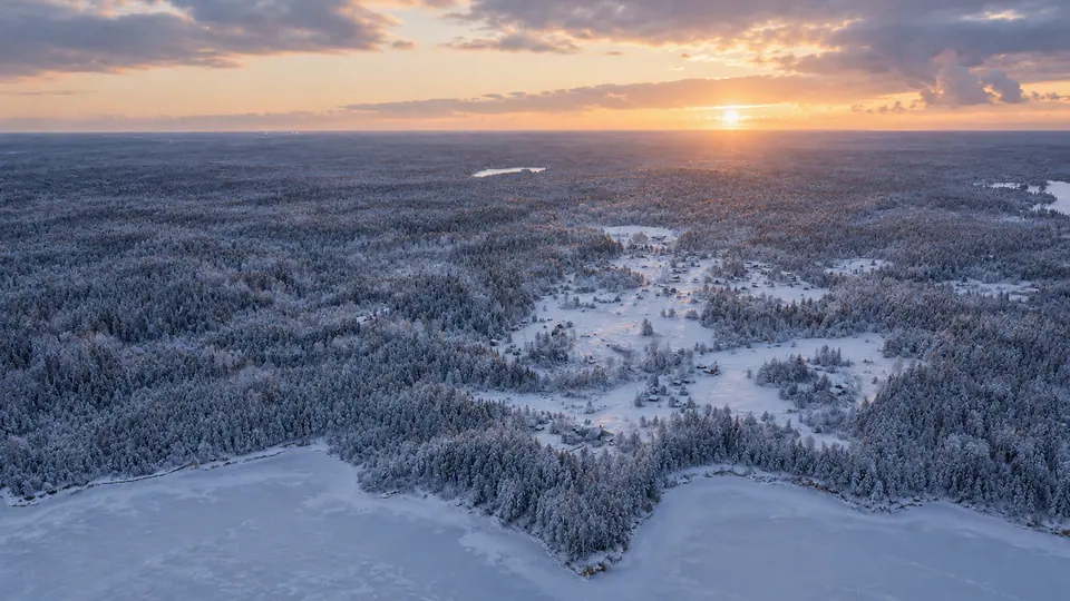 Заснеженный лес и замёрзшее озеро у глэмпинга Sky Wood Hills